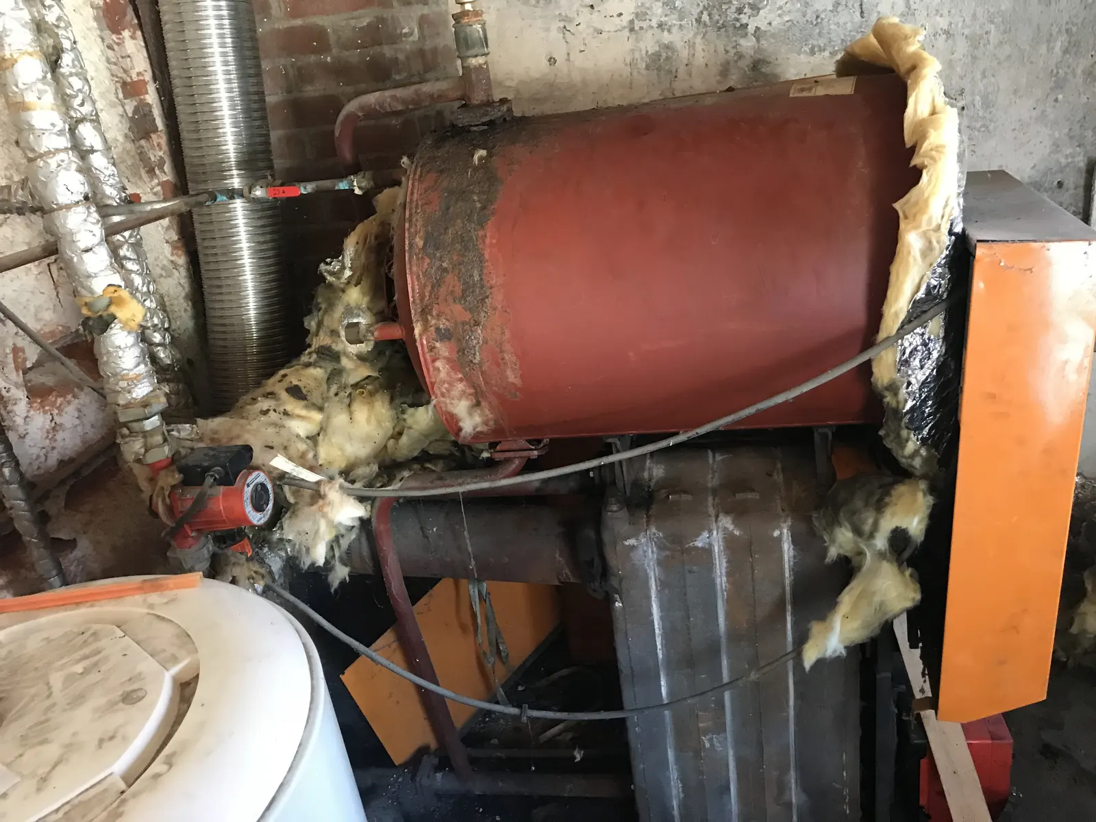 Ancien ballon décalorifugé en cours de démontage en chaufferie