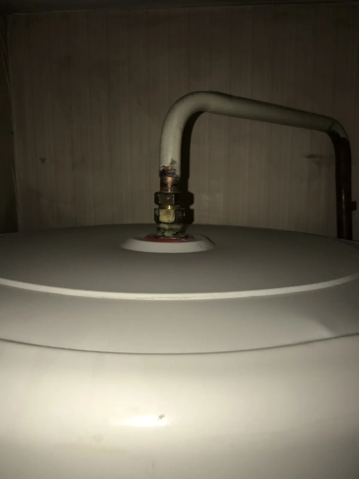 Raccordement hydraulique en partie haute d'un ballon d'eau chaude