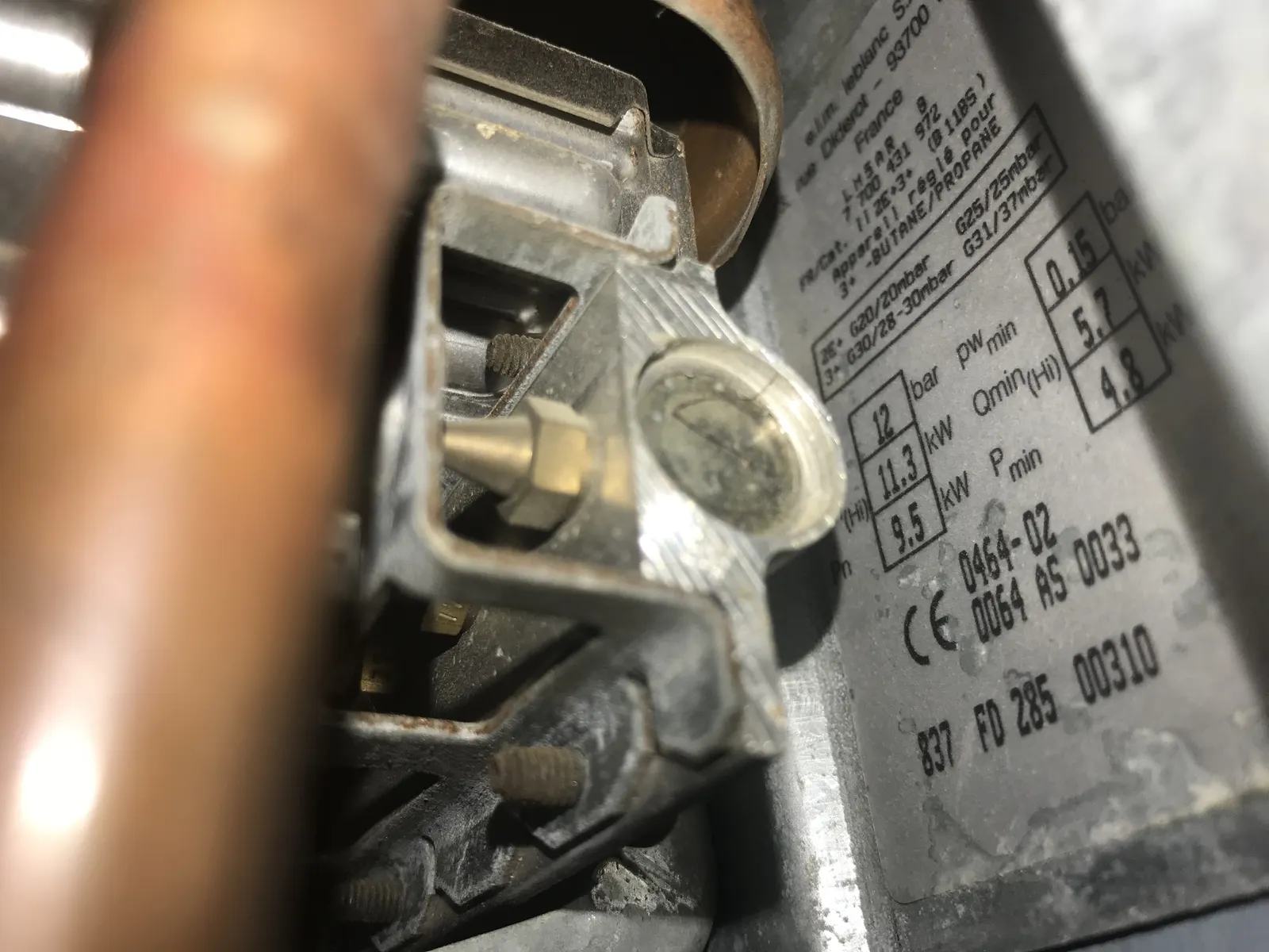 Vanne gaz et plaque signalétique lors de l'entretien d'une chaudière