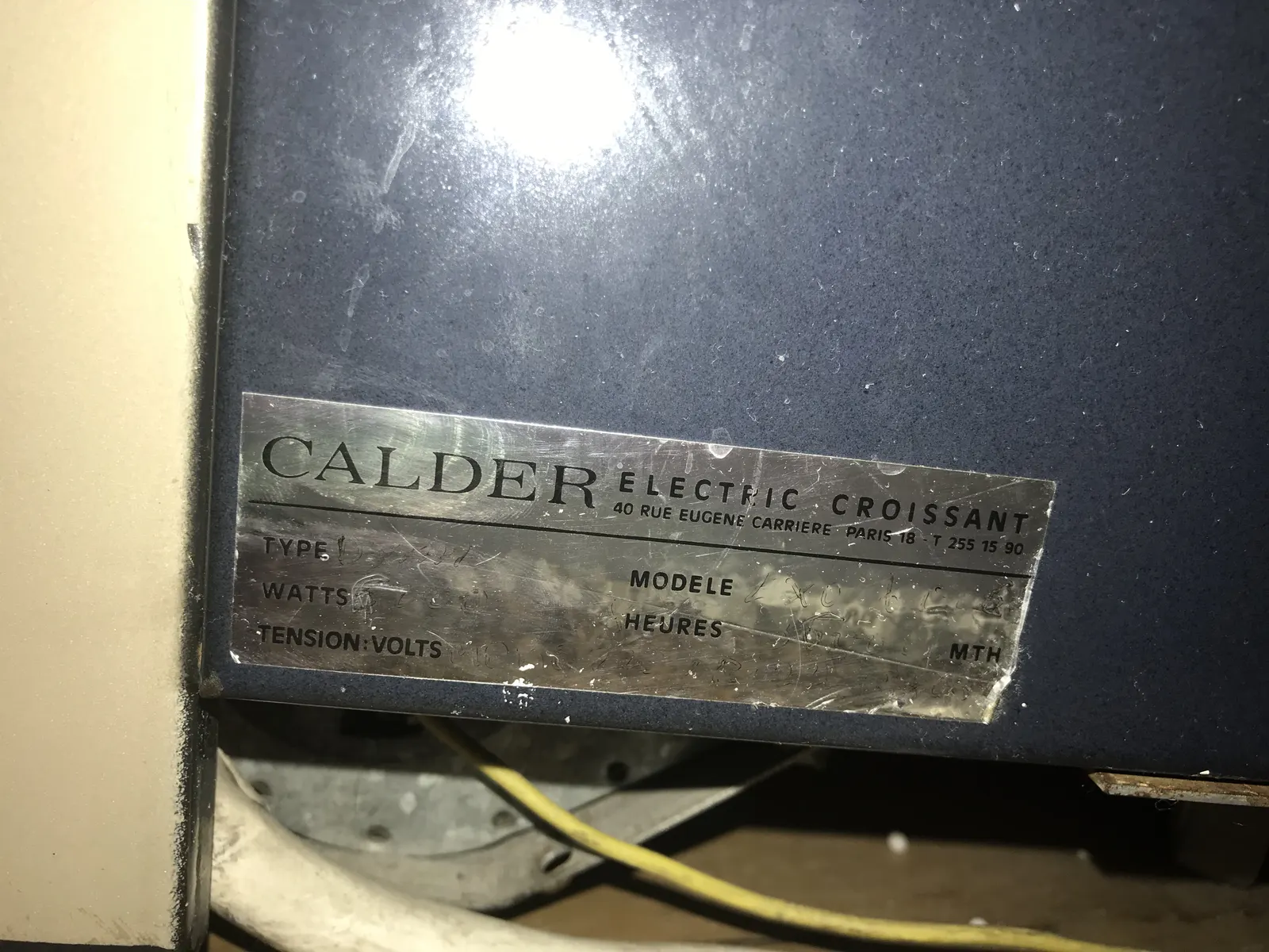 Plaque signalétique d'un ancien appareil de chauffage électrique Calder