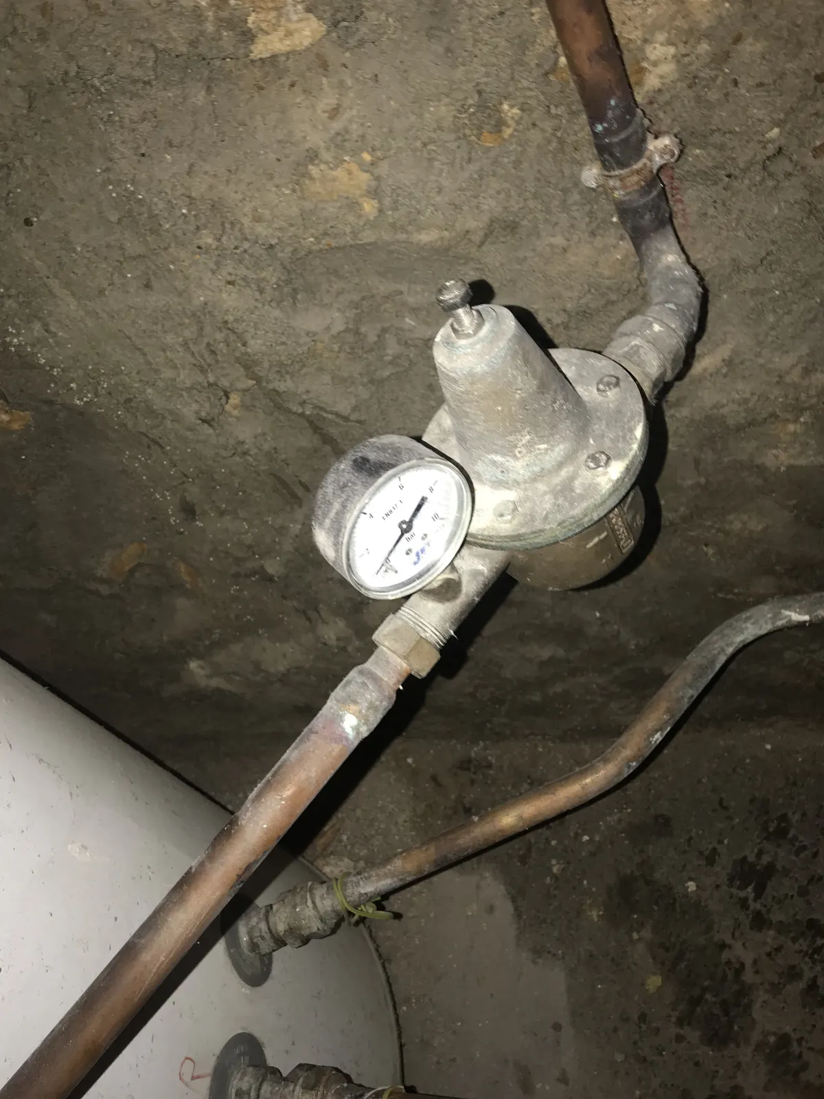 Réducteur de pression avec manomètre sur réseau d'eau en cuivre
