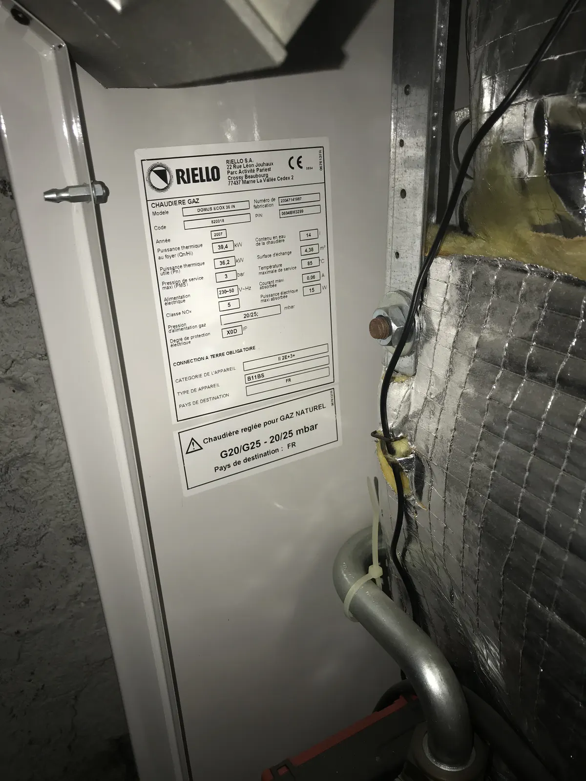 Plaque signalétique d'une chaudière gaz contrôlée lors d'un entretien