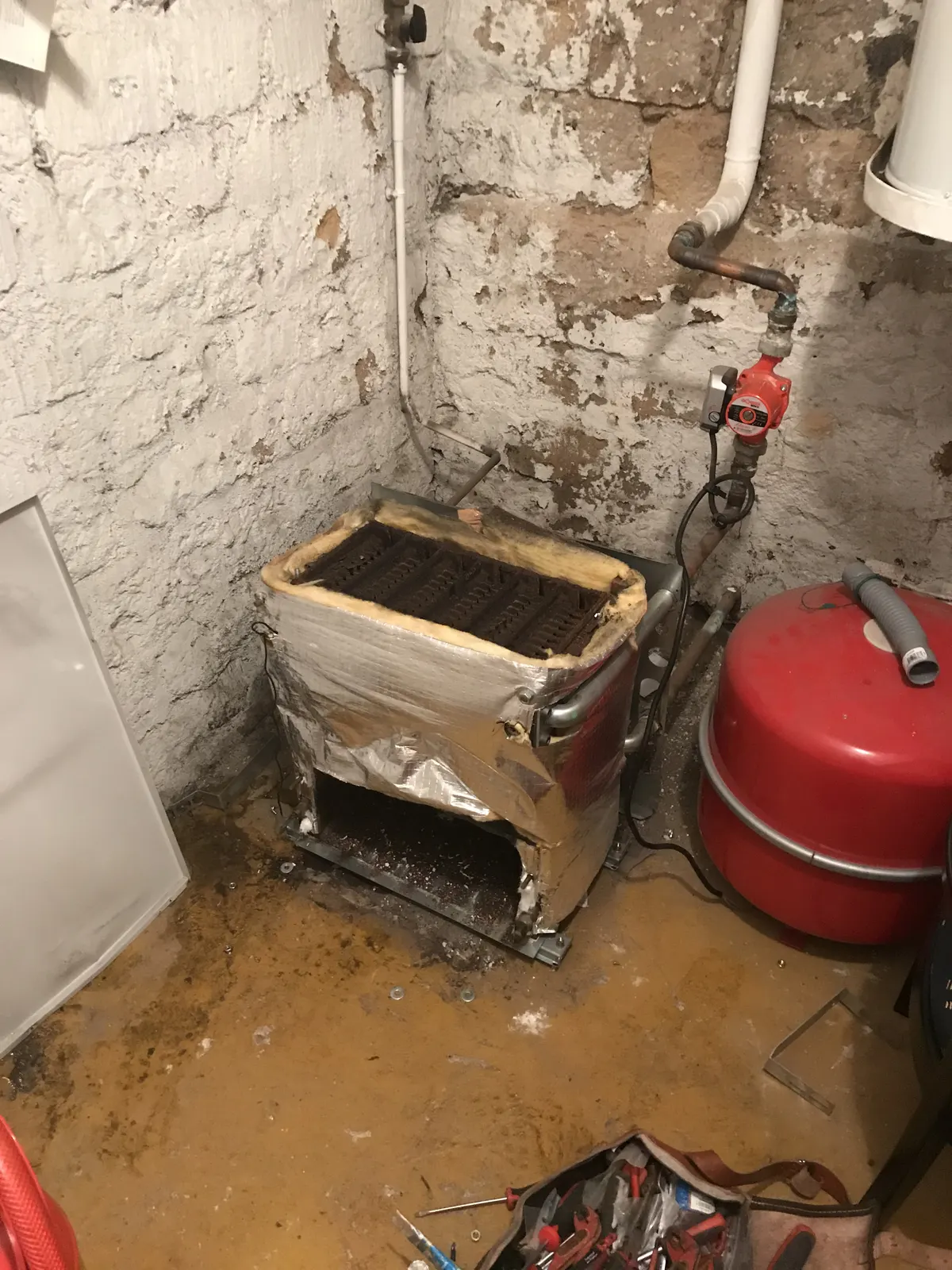 Corps de chauffe en fonte d'une chaudière en cours de dépose