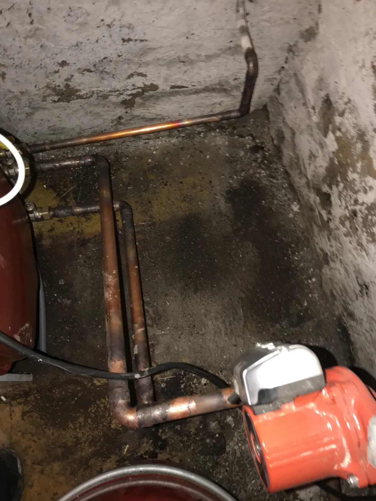 Circulateur de chauffage raccordé sur tuyauterie cuivre en sous-sol