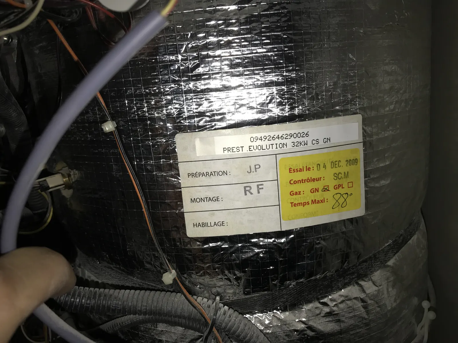Corps de chauffe isolé d'une chaudière gaz 32 kW avec étiquette constructeur