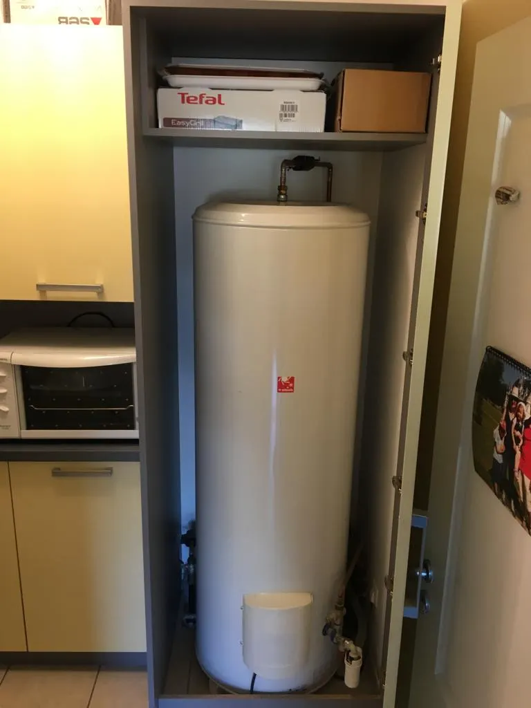 Chauffe-eau électrique installé dans un placard de cuisine