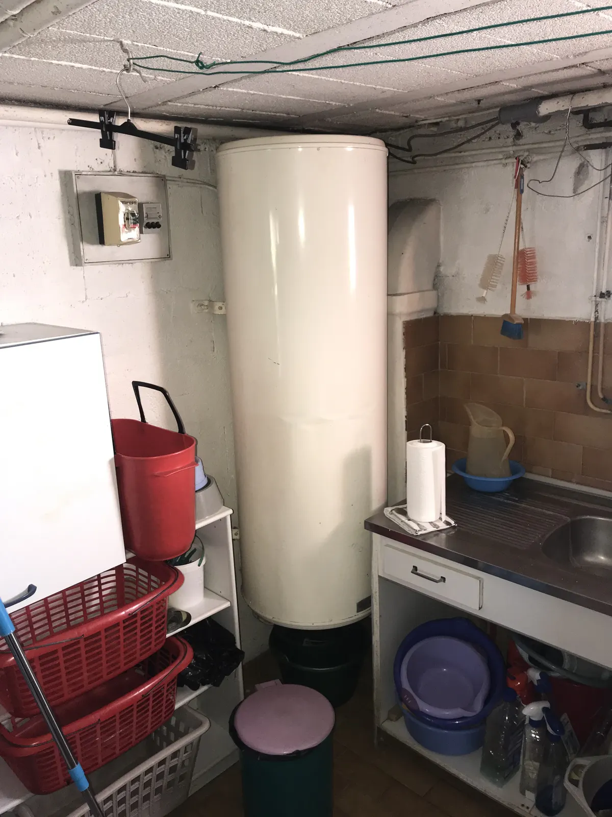 Chauffe-eau électrique vertical installé dans un sous-sol aménagé